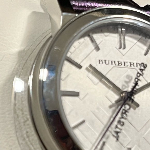 BURBERRY PRE-LOVED AUTHENTIC PURPLE METALLIC GENUINE LEATHER DESIGNER WATCH - Picture 13 of 17